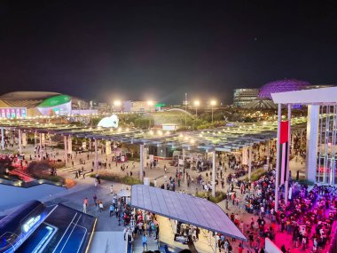 Dubai, Birleşik Arap Emirlikleri - 2 Aralık 2021: Opportunity semtinde bulunan DP World pavyonu gece görüşü