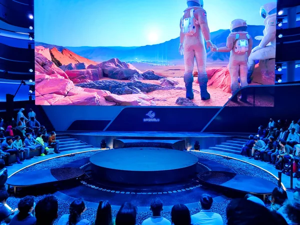 Dubai, Birleşik Arap Emirlikleri - 2 Aralık 2021: Opportunity semtinde bulunan DP World pavyonunun iç görünümü