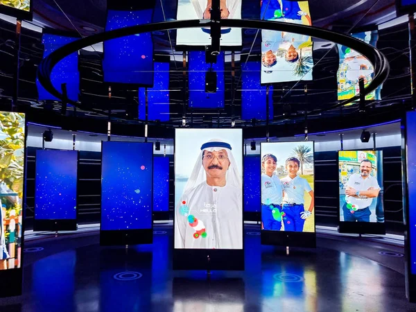 Dubai, Birleşik Arap Emirlikleri - 2 Aralık 2021: Opportunity semtinde bulunan DP World pavyonunun iç görünümü