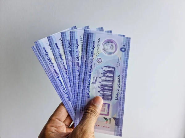 男子手持新的阿联酋50迪拉姆纸币 白色背景的纸币 2021年12月发行 以纪念金禧年 金融和经济概念 — 图库照片