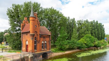 Pregolya Nehri üzerindeki köprünün bekçisinin evi, Kaliningrad, Rusya. Bina neo-gotik tarzda..