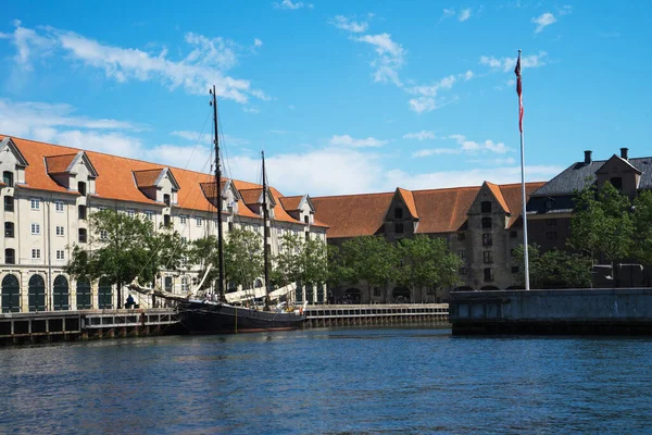 View Waterfront Copenhagen Denmark Old Houses Tiled Roofs Sailing Ship — Stockfoto