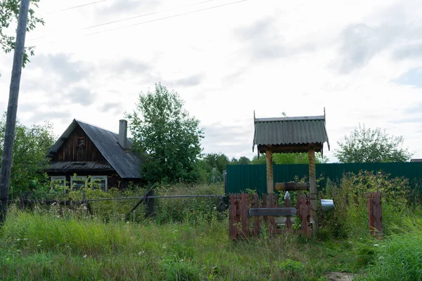 Alter Holzbrunnen Für Wasser Mit Einem Metalleimer Einem Russischen Dorf — Stockfoto