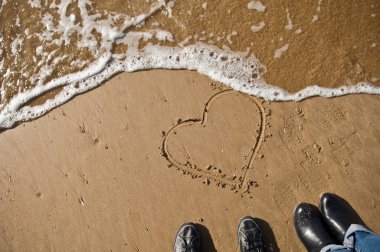 bir plaj kumlu kalp