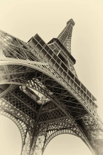 Vista Ángulo Bajo Majestuosa Torre Eiffel Antigua Película Filtrada París — Foto de Stock