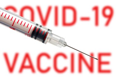 covid imicron metin arkaplanında iğnesi olan kırmızı şırınga