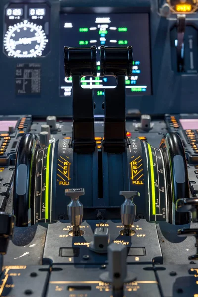 Двигатели Тянут Рычаги Внутри Большой Кабины Реактивного Самолета — стоковое фото