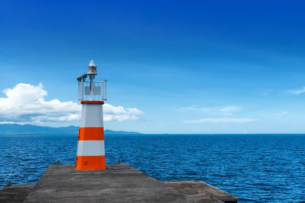 プチキャナル グアドループ フランス西インド諸島 青い空と海の背景にある灯台 ストック画像