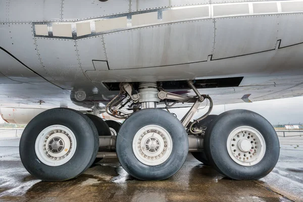 Vista Cercana Del Tren Aterrizaje Retráctil Bajo Avión Reacción Grande —  Fotos de Stock