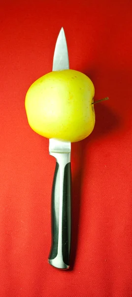 Couteau tranchant une pomme — Photo