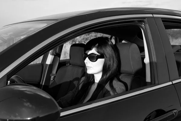 車の中の女性は — ストック写真