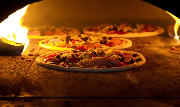 Pizzen im Ofen — Stockfoto