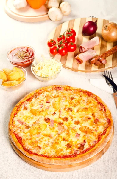 Pizza med potatis — Stockfoto