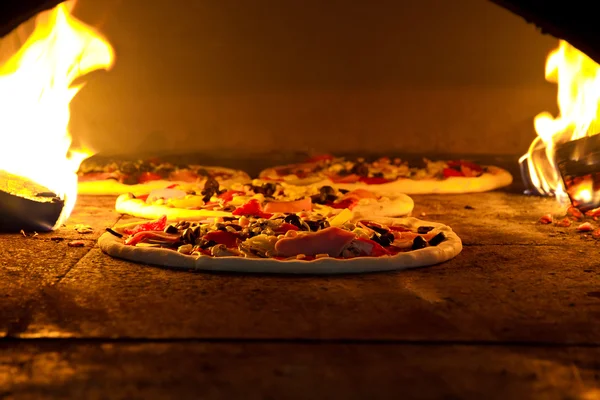 Pizzen im Ofen — Stockfoto