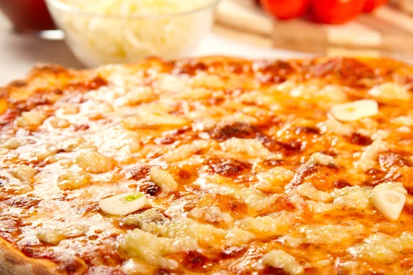Pizza mit Knoblauch — Stockfoto