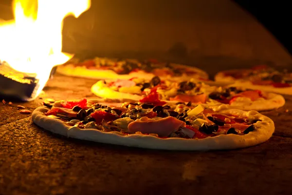 Pizzas en el horno — Foto de Stock
