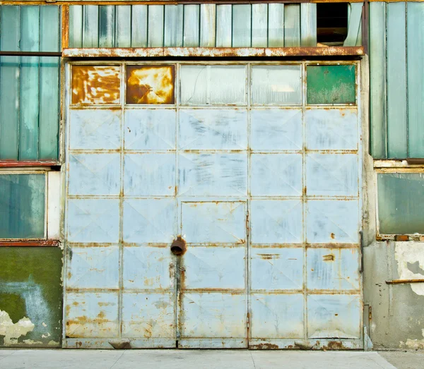 Porta da fábrica — Fotografia de Stock