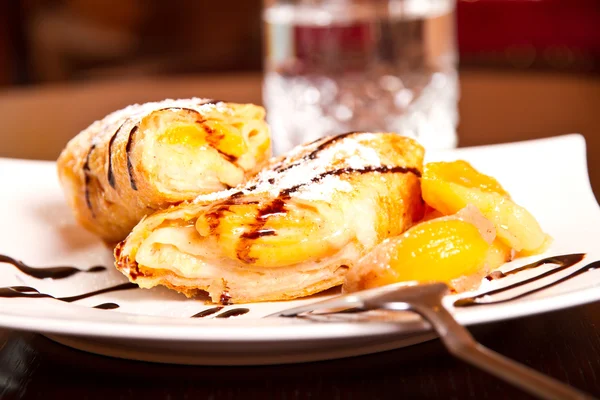 Rotolo di dessert alla pesca — Foto Stock