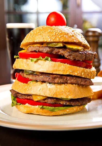 Enorme hamburger — Stockfoto