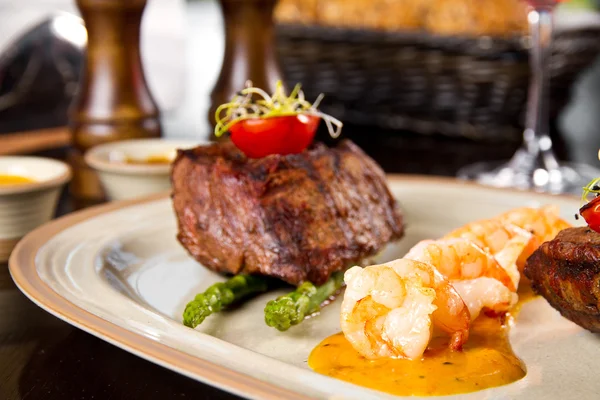 Surf and turf — Stock Photo, Image