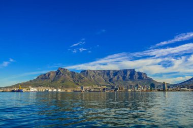 Cape Town ve masa dağları Güney Afrika 'da mavi gökyüzünün altında