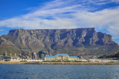 Cape Town ve masa dağları Güney Afrika 'da mavi gökyüzünün altında