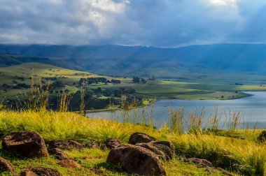 Drakensberg Dağı yamaçları ve Cathkin Tepesi civarındaki çan parkı barajı.