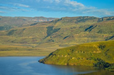 Drakensberg Dağı yamaçları ve Cathkin Tepesi civarındaki çan parkı barajı.