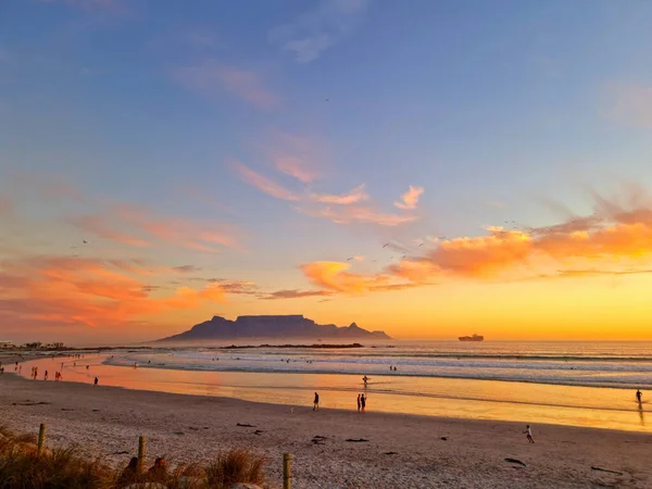 Milnerton Güney Afrika 'da Cape Town' da günbatımı plajı