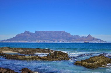 Cape Town 'da kayaları ve Atlantik okyanusu olan bir masa.