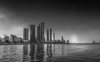 Abu Dabi şehri, Corniche plajı boyunca UAE 'deki bir tekneden alındı.