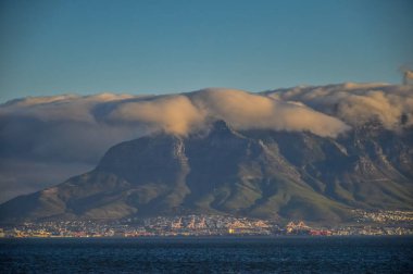 Cape Town 'da bulut kaplı bir masa.