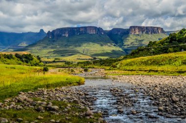 Bulutlu bir günde Drakensberg Dağları 'nın Kraliyet amfi tiyatrosu