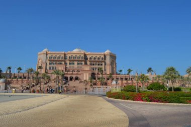 Majestic ve Palatial plajı. Abu Dabi BAE 'deki Emirates Sarayı olarak bilinen beş yıldızlı otelin önünde.