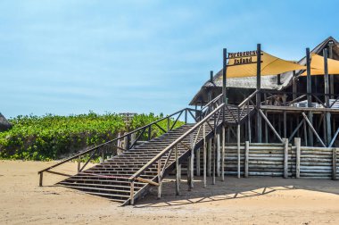 Maputo Mozambik 'teki Portekiz adasının mavi gökyüzünün altındaki el değmemiş ve turkuaz plajı.