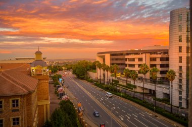 Günbatımında Güney Afrika Sandton Johannesburg 'daki şirket ve finans büroları