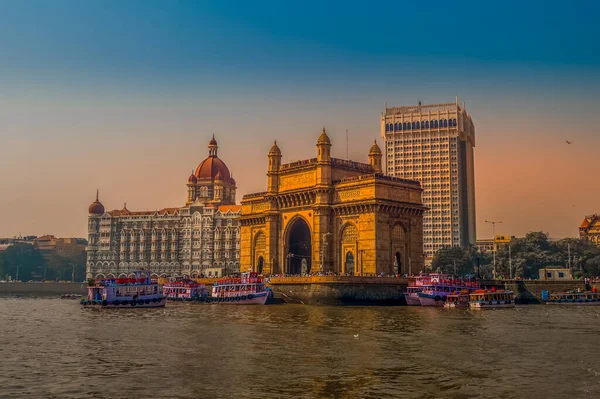 Mumbai limanındaki Taj Sarayı Oteli 'nin yanındaki Hindistan' ın güzel geçidi. Chhatrapati Shivaji anıtı yakınlarındaki Arap Denizi 'nde bir sürü döküntü var.