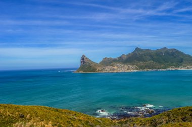 Chapman 'ın Cape Town Güney Afrika' daki doruk noktası boyunca Hout Bay plajı.