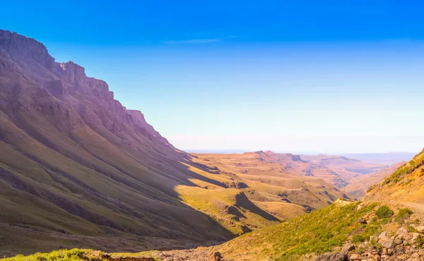 Groen Sani Passeren Onder Blauwe Hemel Bij Lesotho Zuid Afrika Rechtenvrije Stockafbeeldingen