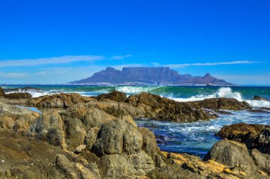 Cape Town 'da kayaları ve Atlantik okyanusu olan bir masa.