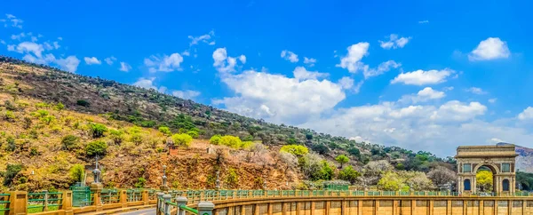 Hartbeespoort Presa Arco Entrada Con Las Puertas Cresta Monumento Presa — Foto de Stock