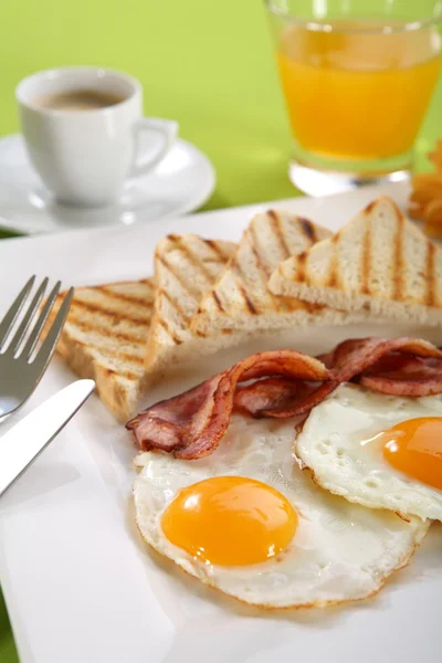Frukost - rostat bröd, ägg, bacon — Stockfoto