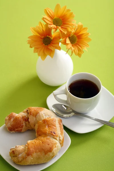 Frukost koncept med kaffe och croissant — Stockfoto