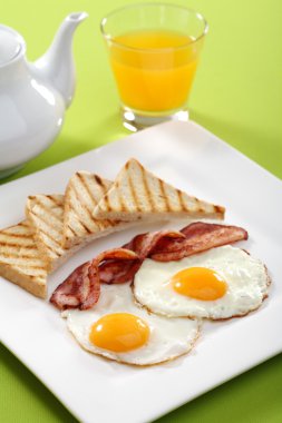 Kahvaltı - tost, yumurta, pastırma