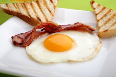 Kahvaltı - tost, yumurta, pastırma