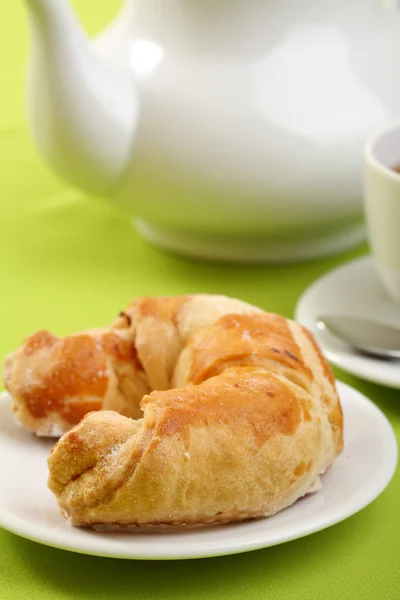 Frühstückskonzept mit Kaffee und Croissant — Stockfoto