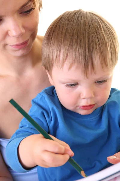 Madre enseña a su hijo a dibujar —  Fotos de Stock