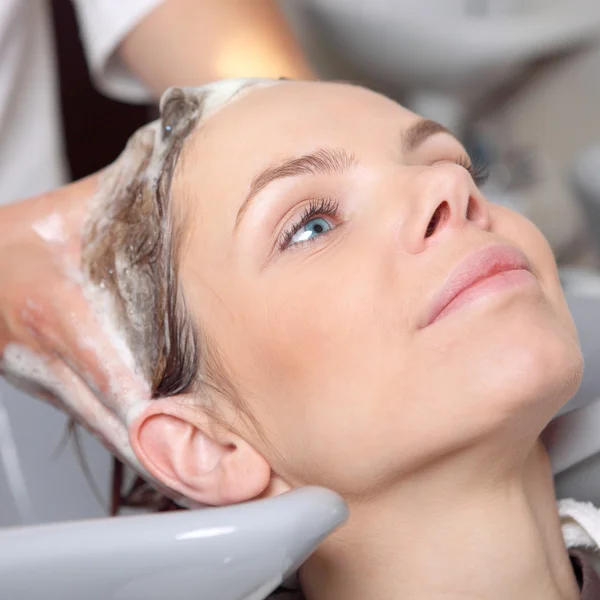 Wassen haar in de salon — Stockfoto