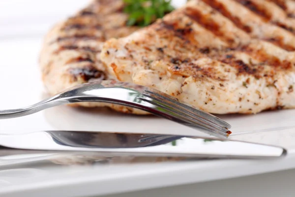 Pechugas de pollo a la parrilla en un plato con verduras frescas — Foto de Stock