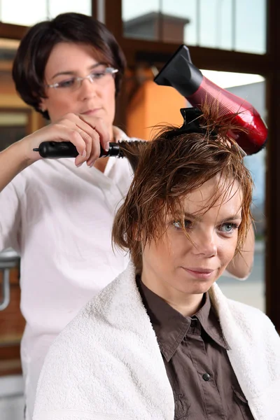 Mujer en peluquería . —  Fotos de Stock